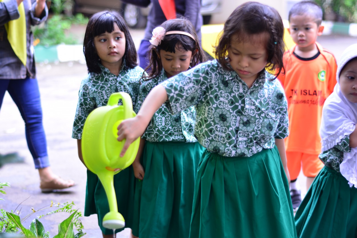 Detail Gambar Anak Menyiram Tanaman Nomer 19