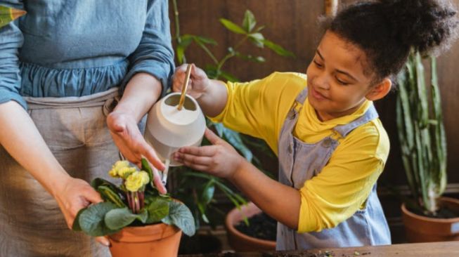 Detail Gambar Anak Menyiram Tanaman Nomer 25