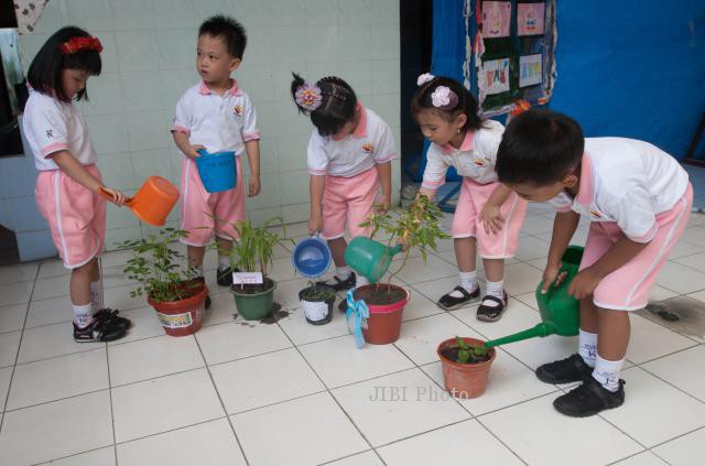 Detail Gambar Anak Menyiram Tanaman Nomer 10