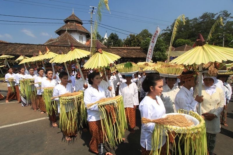 Detail Gambar Upacara Adat Jawa Tengah Nomer 41