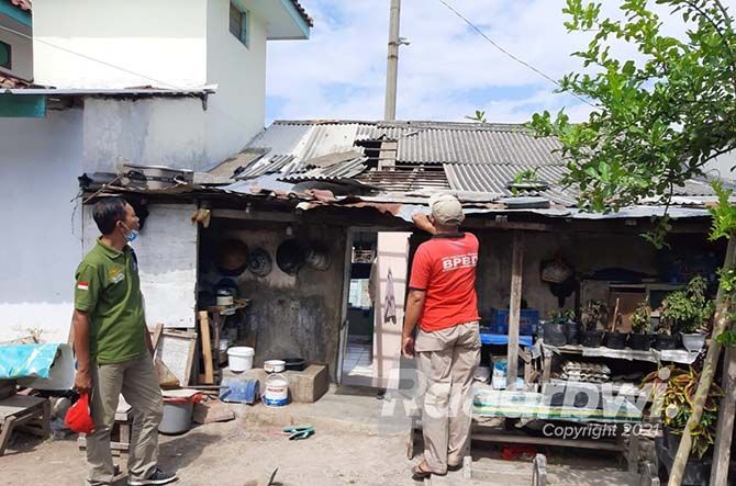 Detail Suara Benda Jatuh Di Atap Rumah Nomer 40