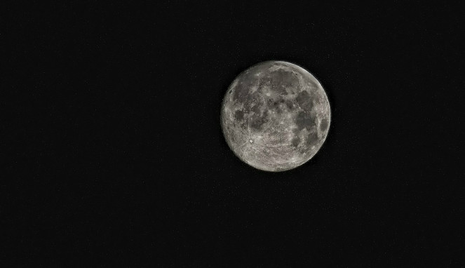 Detail Gambar Bulan Mengitari Bumi Nomer 48