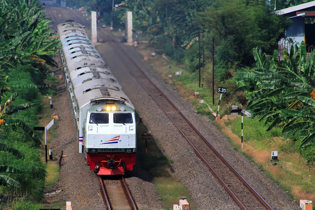 Detail Kereta Api Panjang Nomer 12