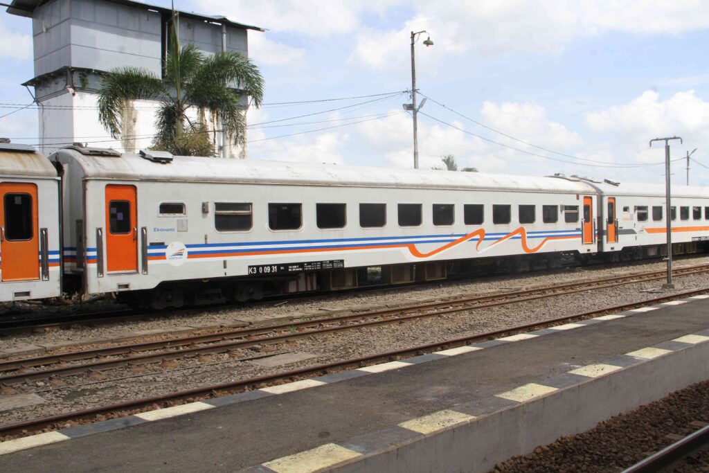 Detail Kereta Api Panjang Nomer 28