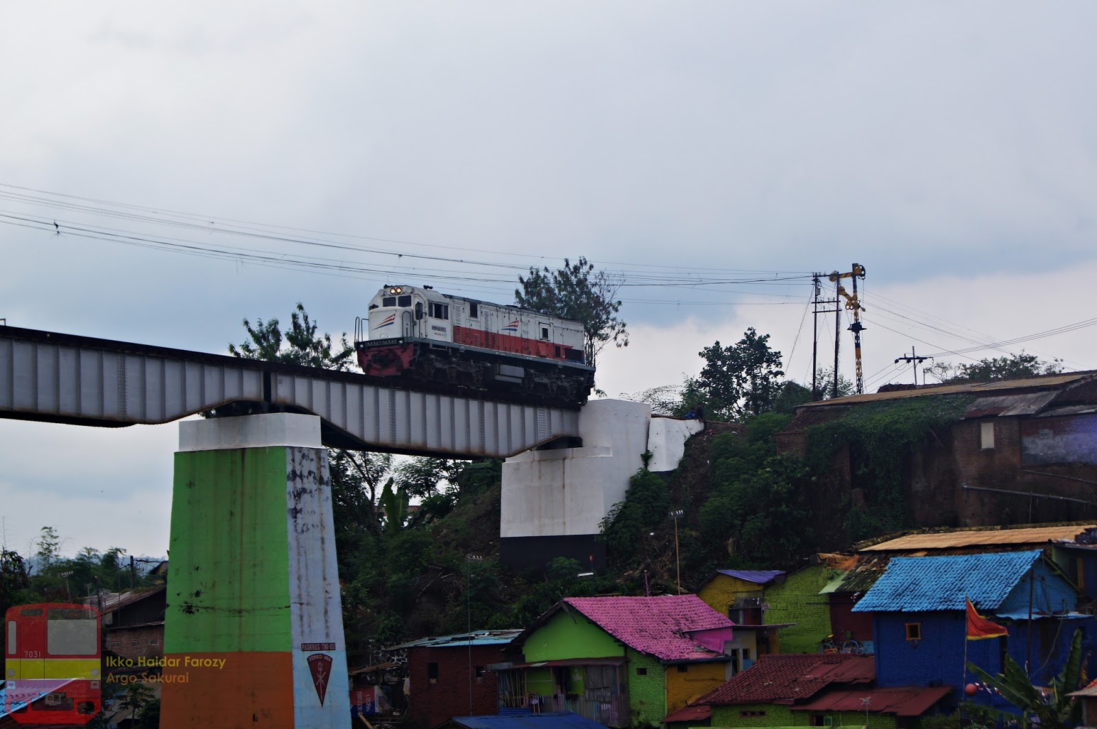 Detail Kereta Api Warna Warni Nomer 32