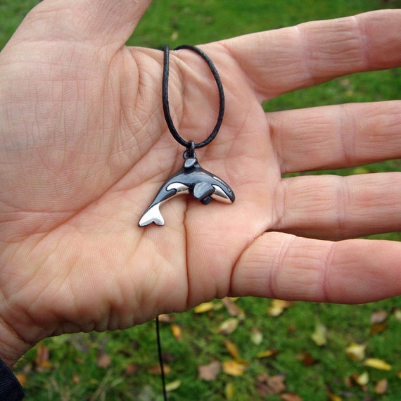 Detail Killer Whale Necklace Nomer 4