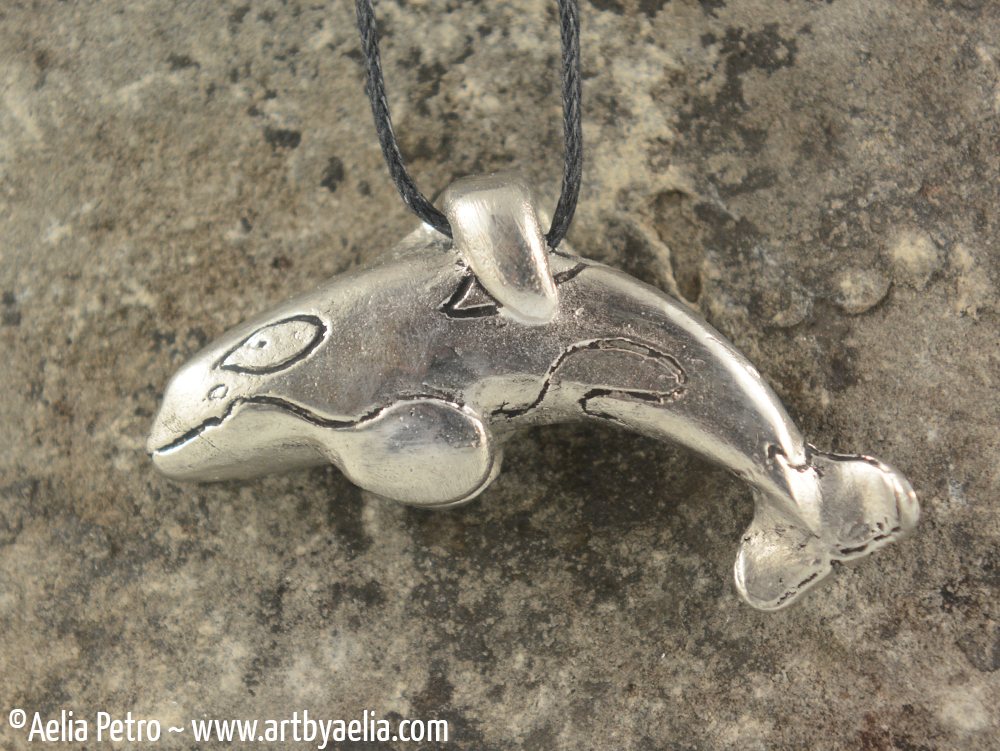 Detail Killer Whale Necklace Nomer 5