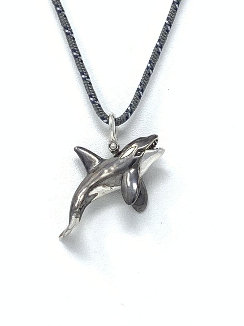 Detail Killer Whale Necklace Nomer 39