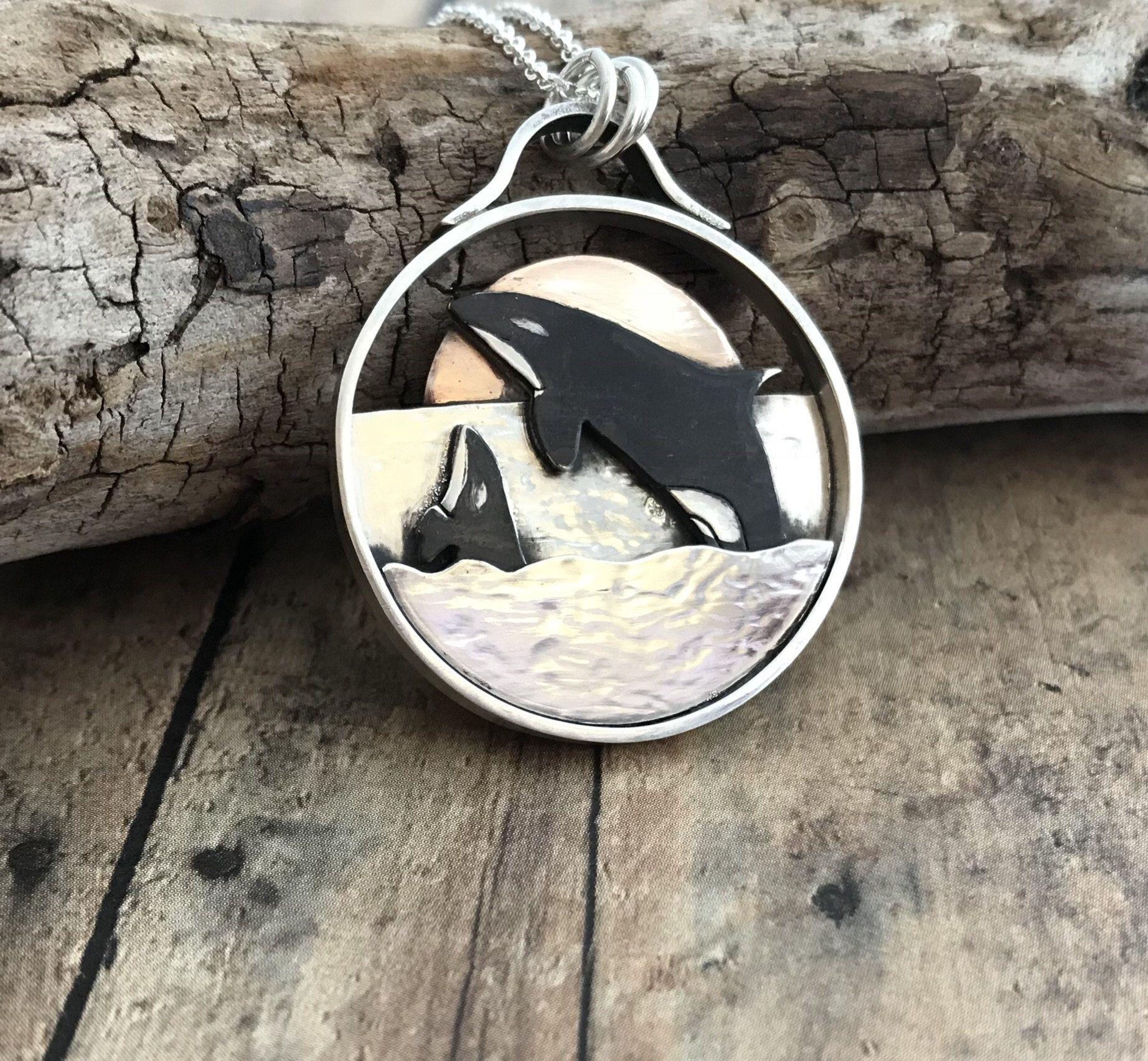 Detail Killer Whale Necklace Nomer 6