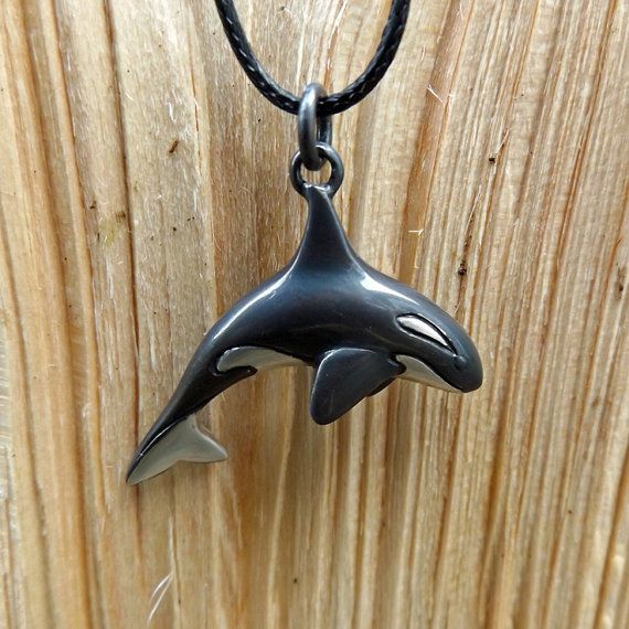 Detail Killer Whale Necklace Nomer 10