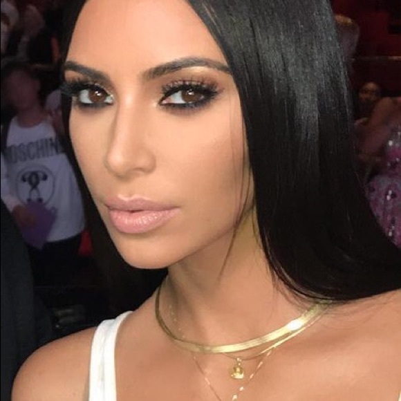 Detail Kim Kardashian Gold Triangle Necklace Nomer 9