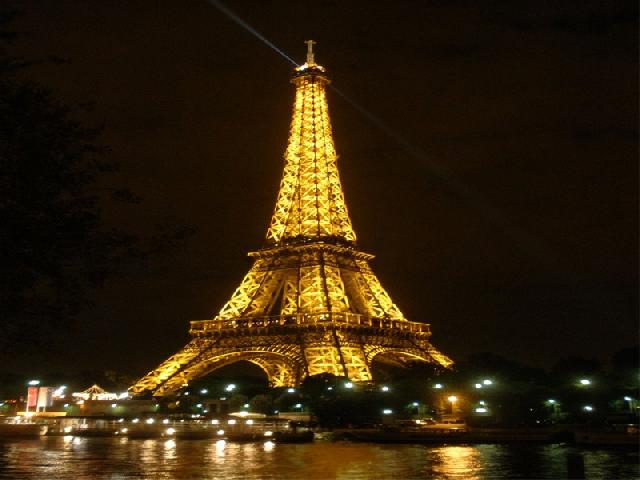 Detail Menara Eiffel Malam Hari Nomer 9