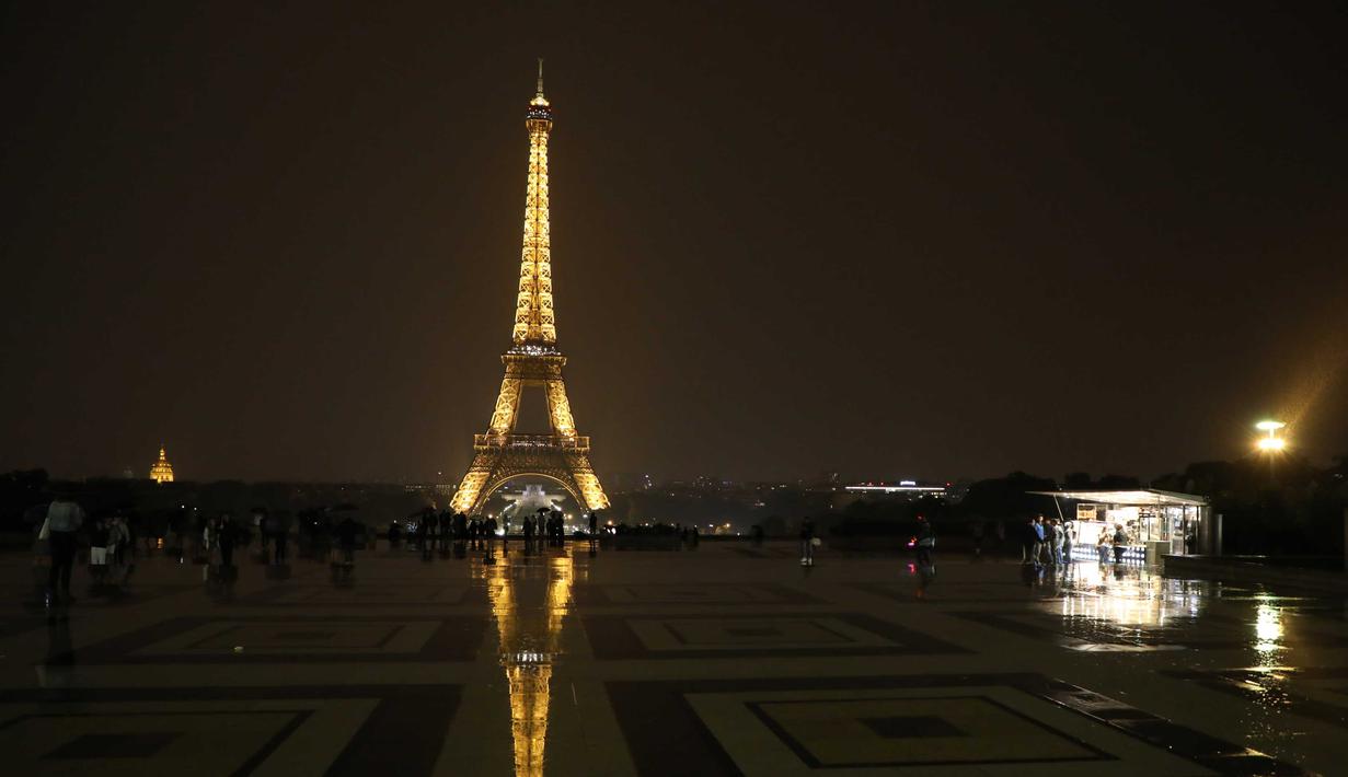 Detail Menara Eiffel Malam Hari Nomer 26