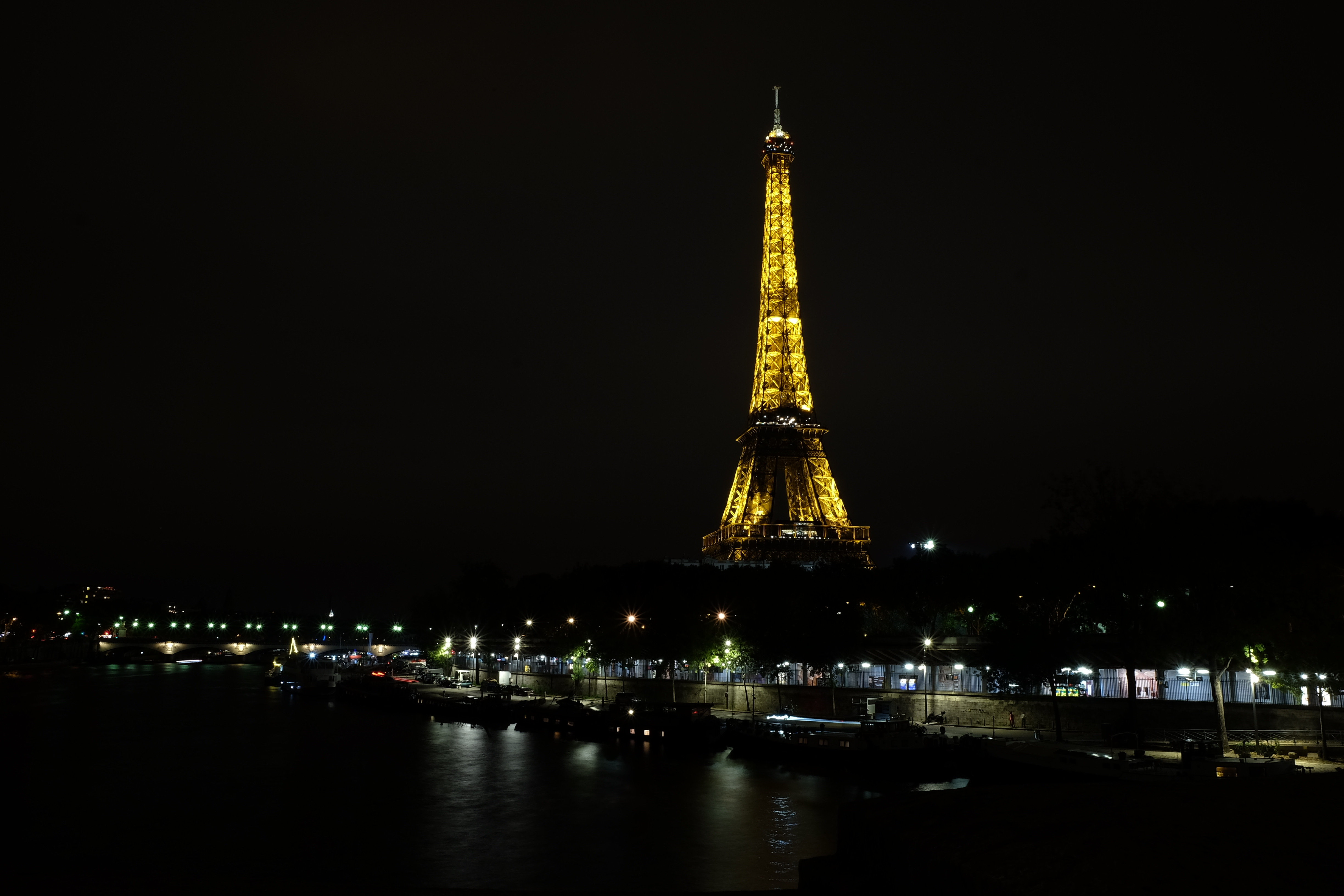 Detail Menara Eiffel Malam Hari Nomer 28