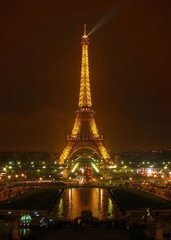 Detail Menara Eiffel Malam Hari Nomer 31