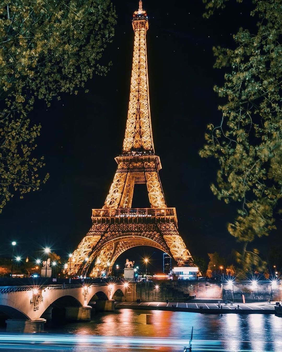 Detail Menara Eiffel Prancis Nomer 13