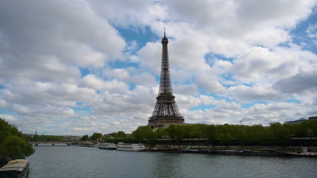 Detail Menara Eiffel Prancis Nomer 34