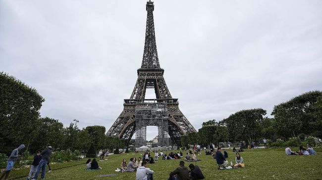 Detail Menara Eiffel Prancis Nomer 40