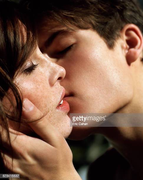 Detail Kissing Lips Images Free Nomer 39