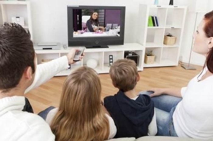 Detail Menonton Tv Bersama Keluarga Nomer 14