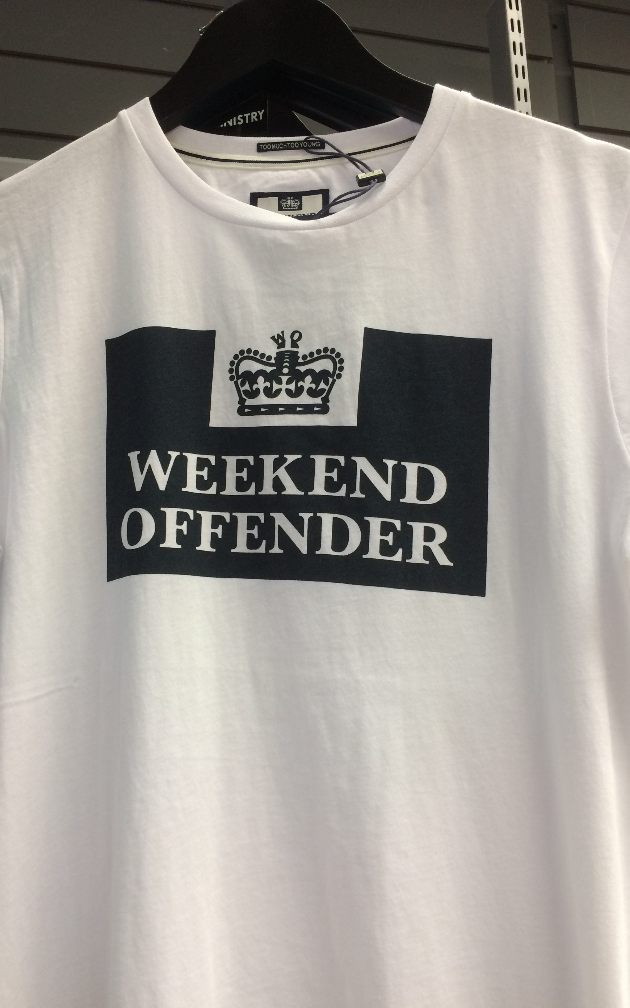 Detail Mentahan Logo Weekend Offender Nomer 28