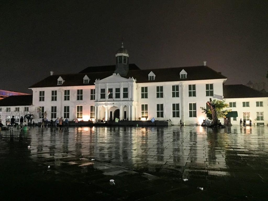 Detail Kota Tua Di Malam Hari Nomer 15