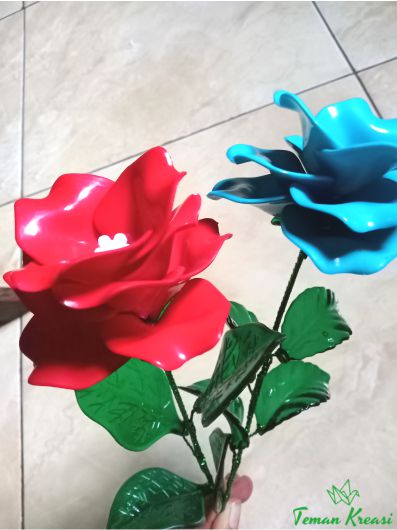 Detail Merangkai Bunga Mawar Plastik Nomer 11