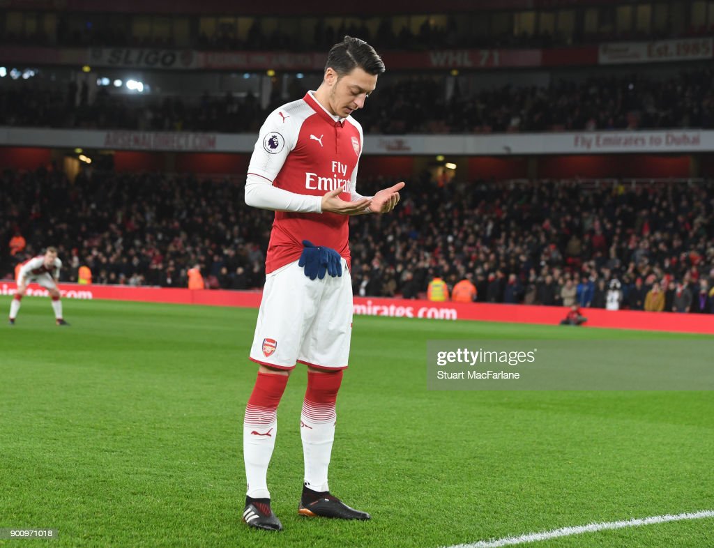 Detail Mesut Ozil Pray Nomer 24