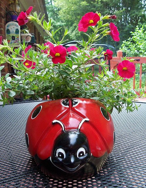 Detail Metal Ladybug Flower Pot Nomer 11