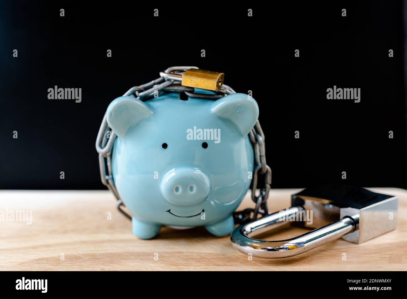 Detail Metal Piggy Bank With Lock Nomer 39