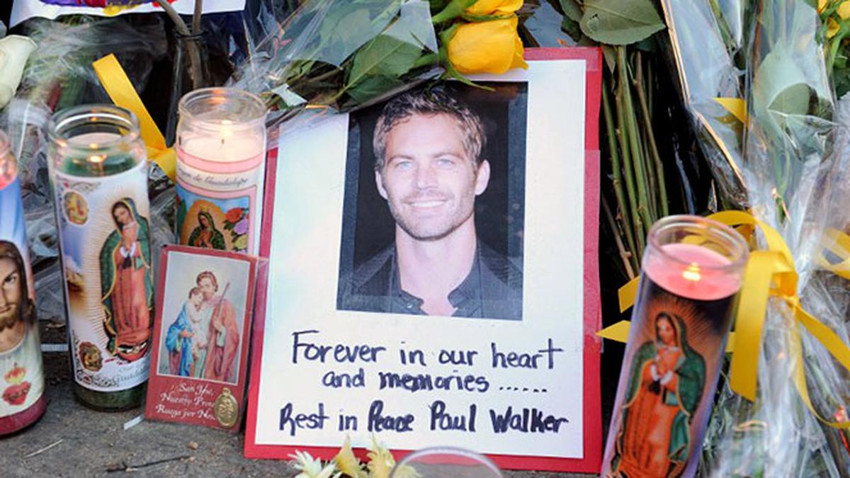 Detail Kuburan Paul Walker Nomer 23