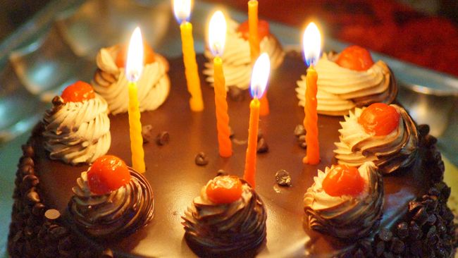 Kue Dan Lilin Ulang Tahun - KibrisPDR