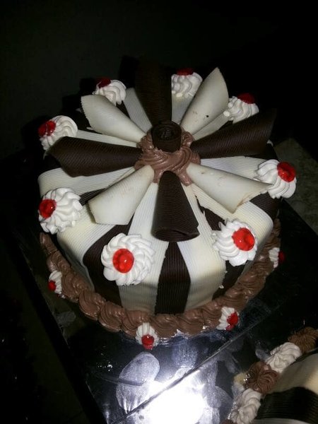 Detail Kue Ulang Tahun Coklat Putih Nomer 24