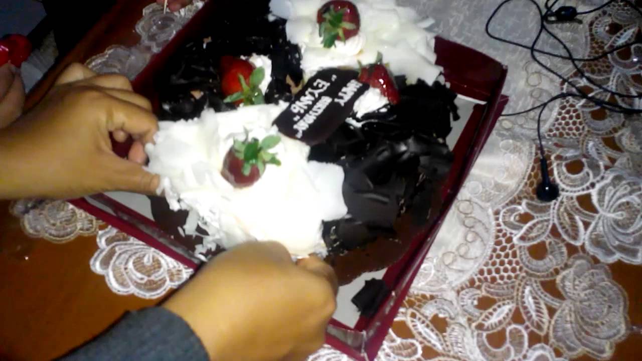 Detail Kue Ulang Tahun Hitam Putih Nomer 15