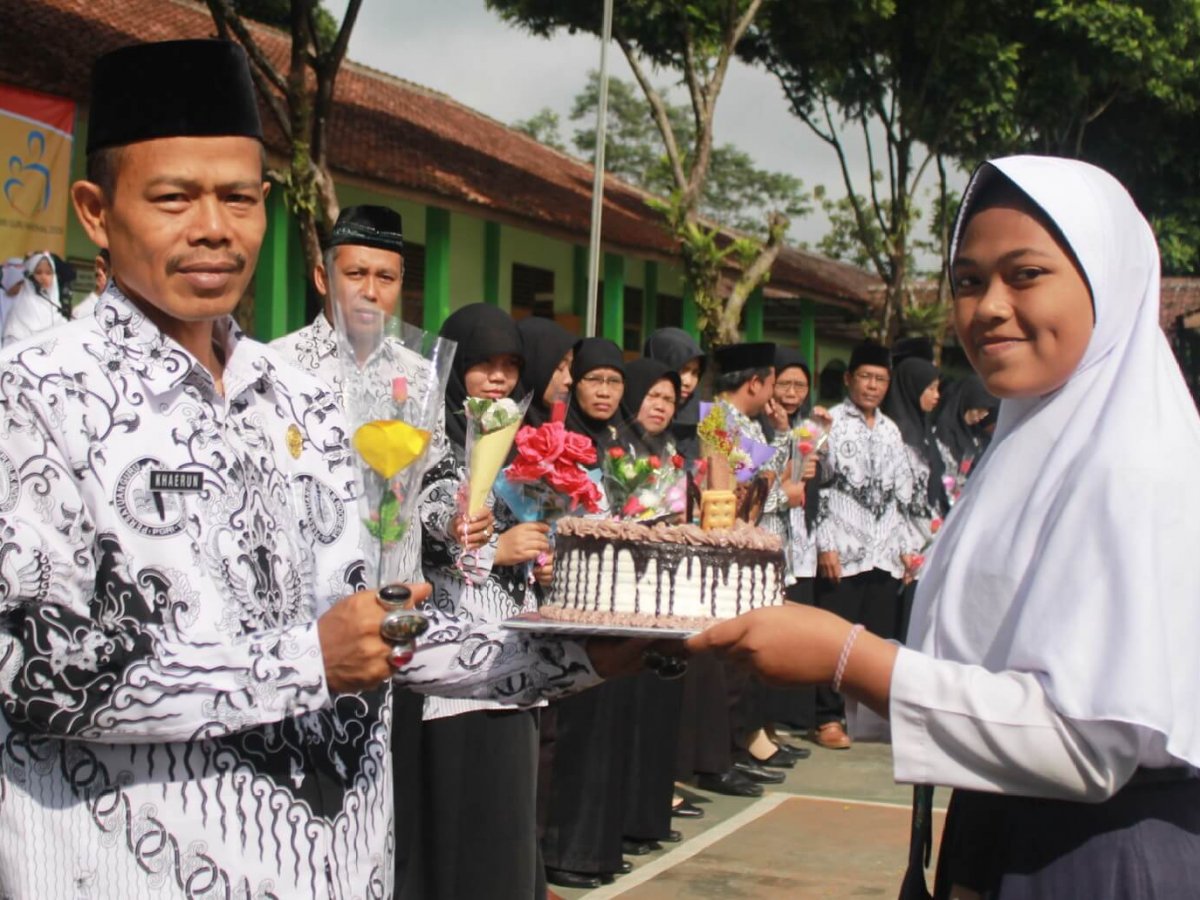 Detail Kue Ultah Hari Guru Nomer 16