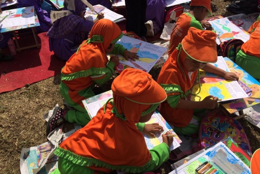 Detail Mewarnai Gambar Rekreasi Mewarnai Gambar Anak Islam Sekolah Nomer 25