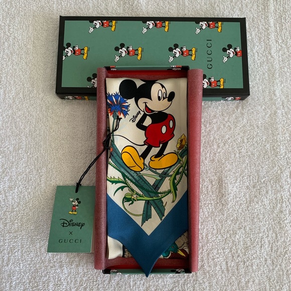 Detail Mickey Mouse Gucci Scarf Nomer 13