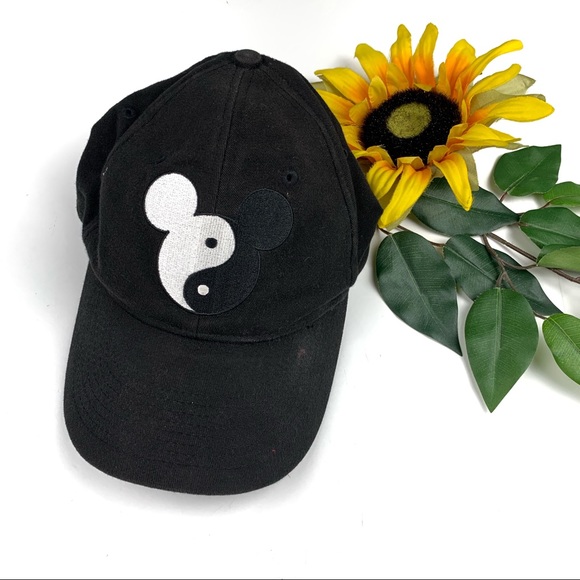Detail Mickey Mouse Yin Yang Nomer 33