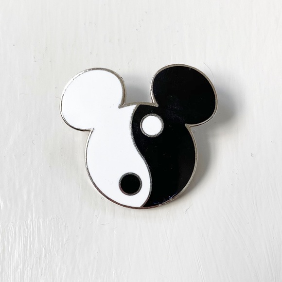 Detail Mickey Mouse Yin Yang Nomer 49