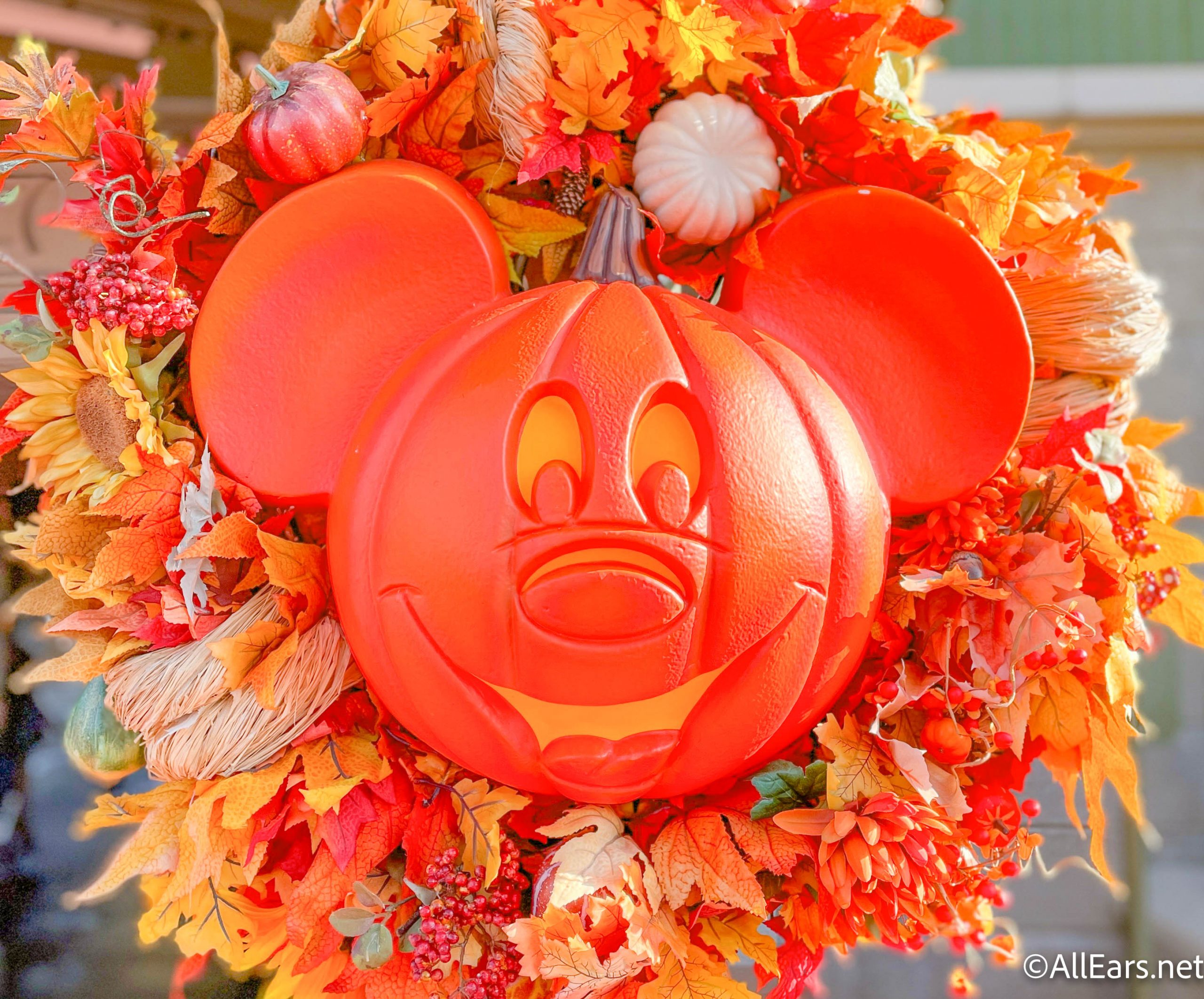 Detail Mickey Pumpkin Wreath Nomer 3