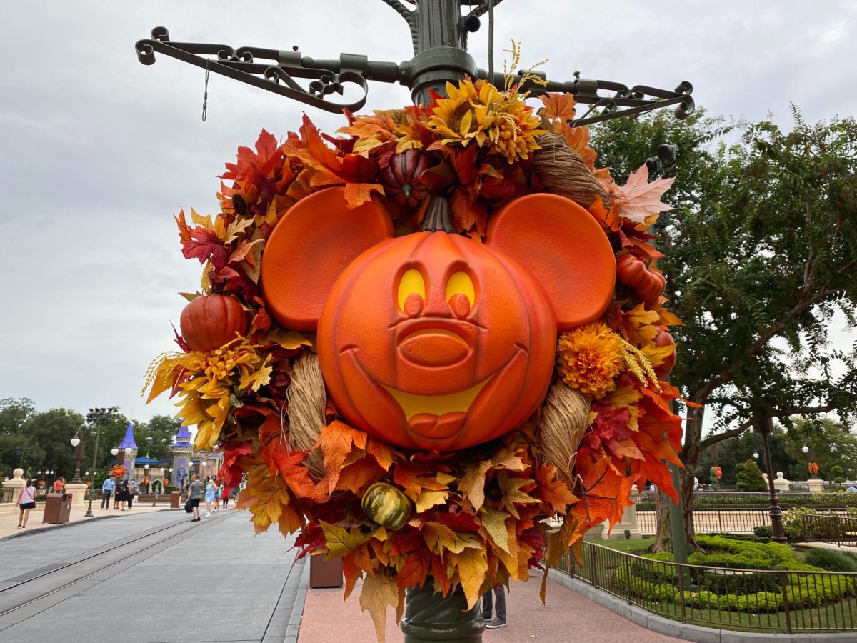 Detail Mickey Pumpkin Wreath Nomer 29