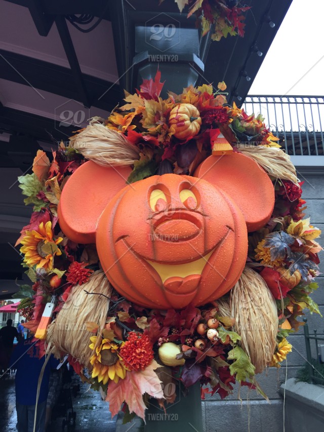 Detail Mickey Pumpkin Wreath Nomer 42