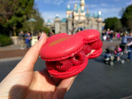 Detail Mickey Raspberry Macaron Nomer 10