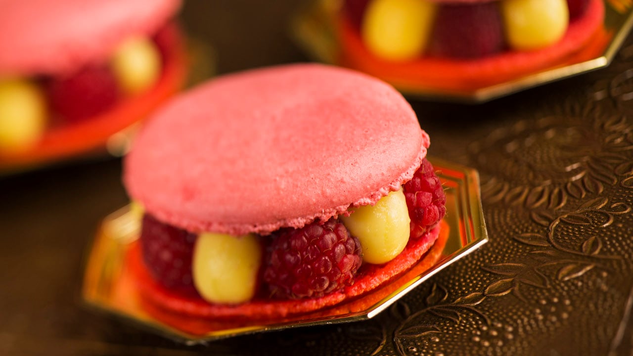 Detail Mickey Raspberry Macaron Nomer 16