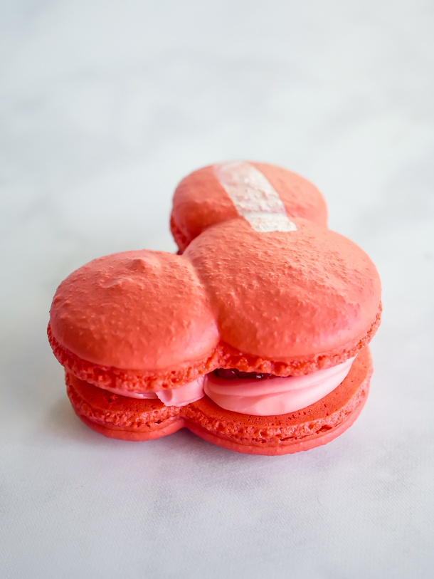 Detail Mickey Raspberry Macaron Nomer 2