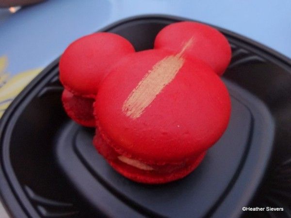 Detail Mickey Raspberry Macaron Nomer 6