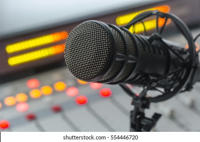 Detail Microphone Radio Studio Nomer 45