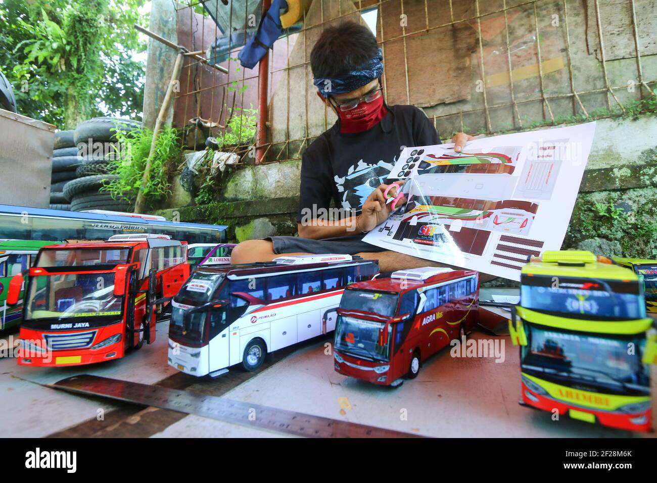 Detail Miniatur Bus Kayu Nomer 17