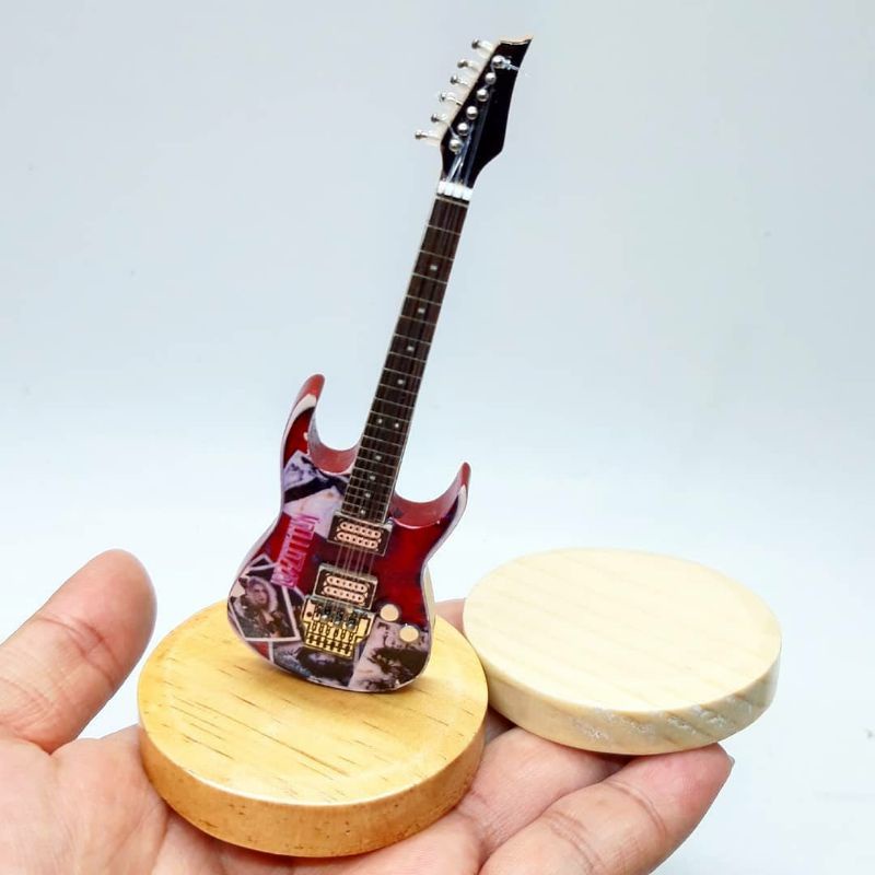 Detail Miniatur Gitar Dari Kayu Nomer 5