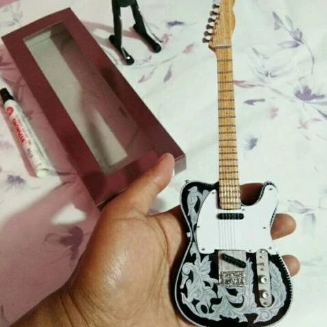 Detail Miniatur Gitar Dari Kayu Nomer 49